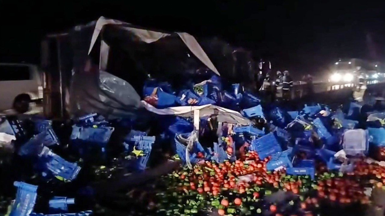 Kütahya-Eskişehir karayolunda facia! Meyve yüklü tır devrildi