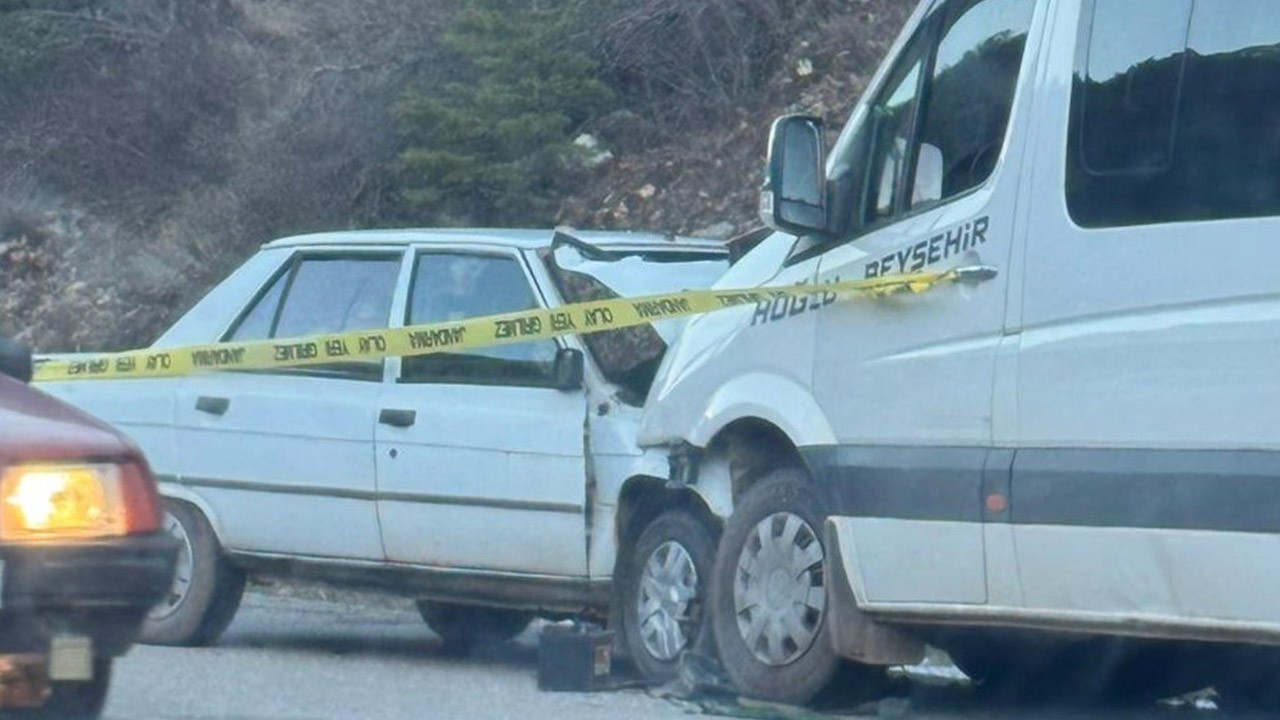 Konya’da feci kaza! Otomobil ile yolcu minibüsü çarpıştı: Ölü ve yaralı var