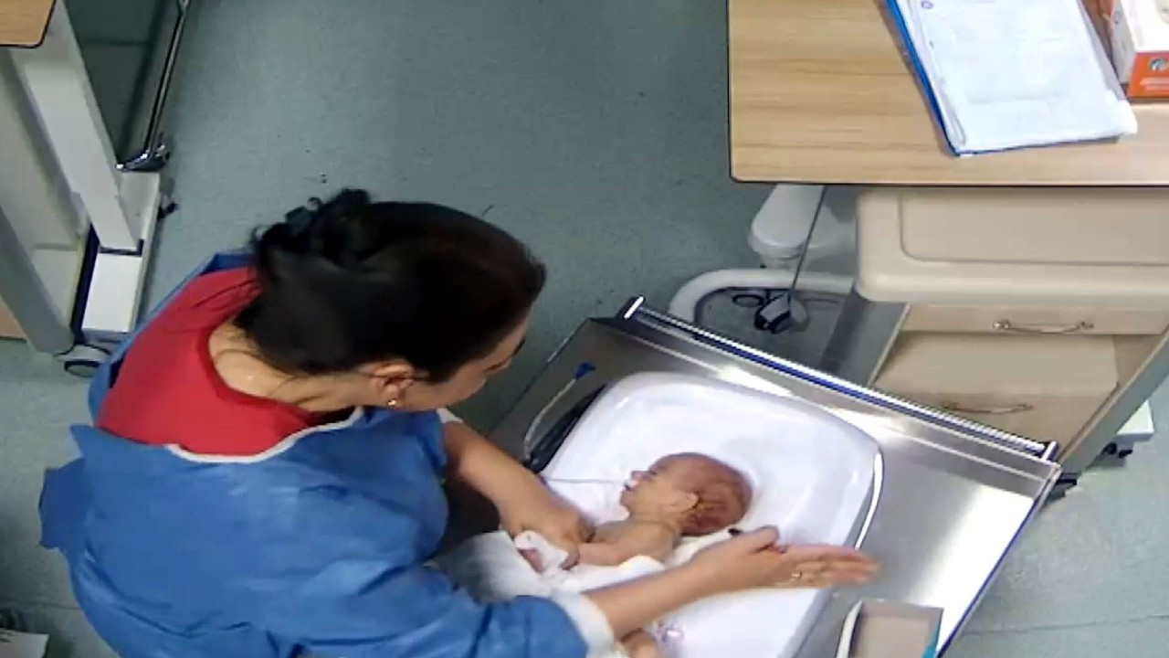 5 günlük bebeğe şiddet uygulayan hemşirenin talebi pes dedirtti! Hakimden tokat gibi yanıt