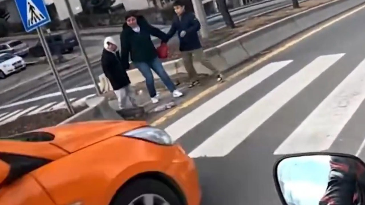 Yaya geçidinde pes dedirten görüntü! Anne ve çocuklara yol vermediler: 2 taksici yakalandı