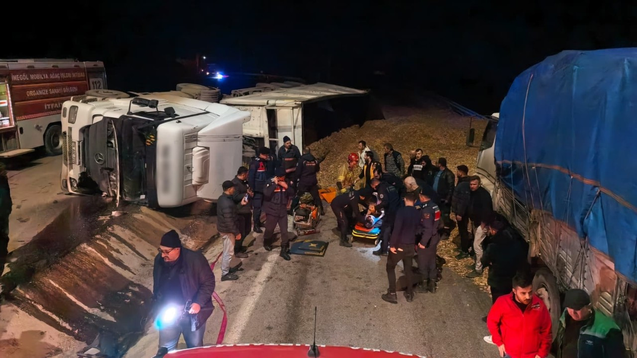 Bursa'da korkunç kaza: Talaş yüklü TIR devrildi: Sürücü feci şekilde can verdi