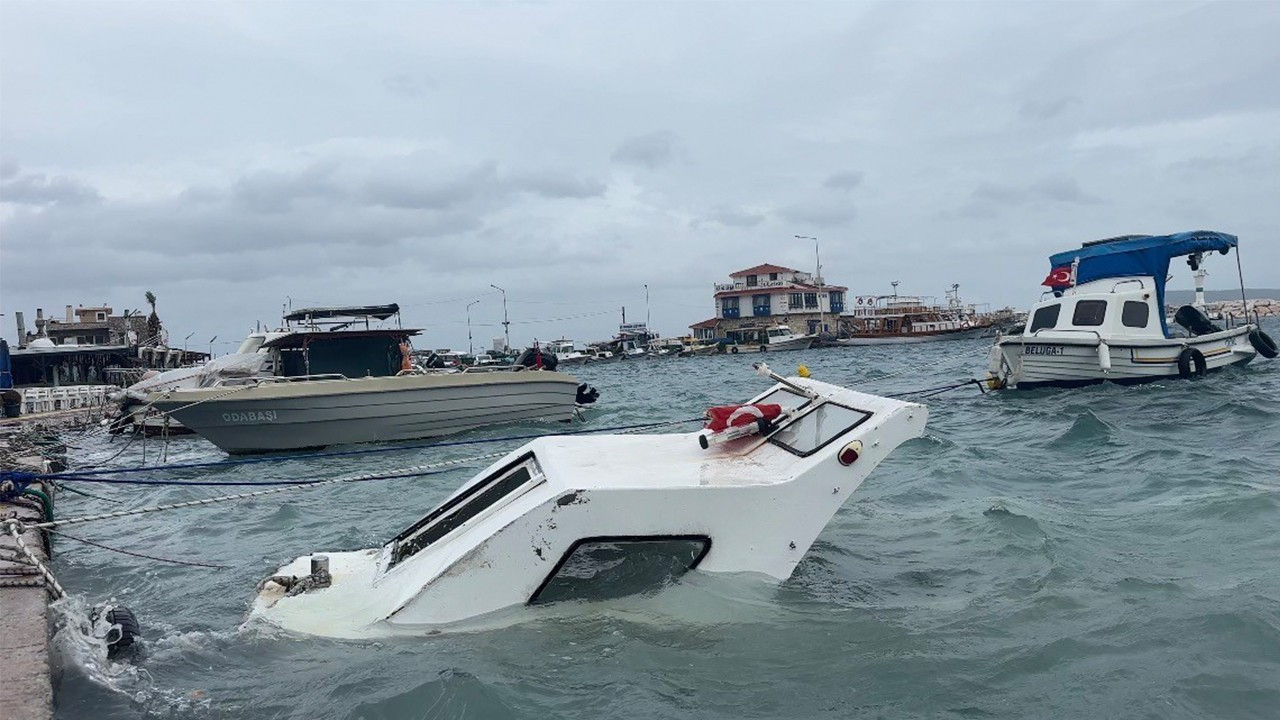 Fırtına ve dev dalgalar tekneleri batırdı