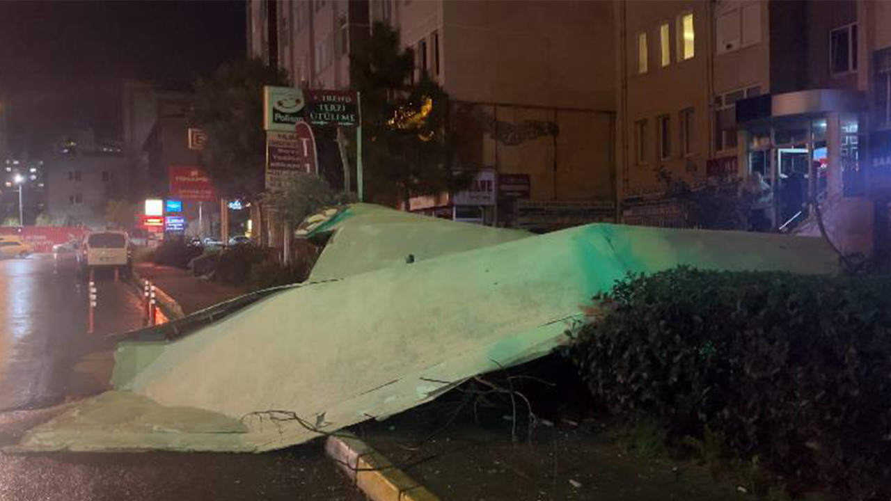 İstanbul'da fırtına paniği! 15 katlı binanın dış cephesi uçtu