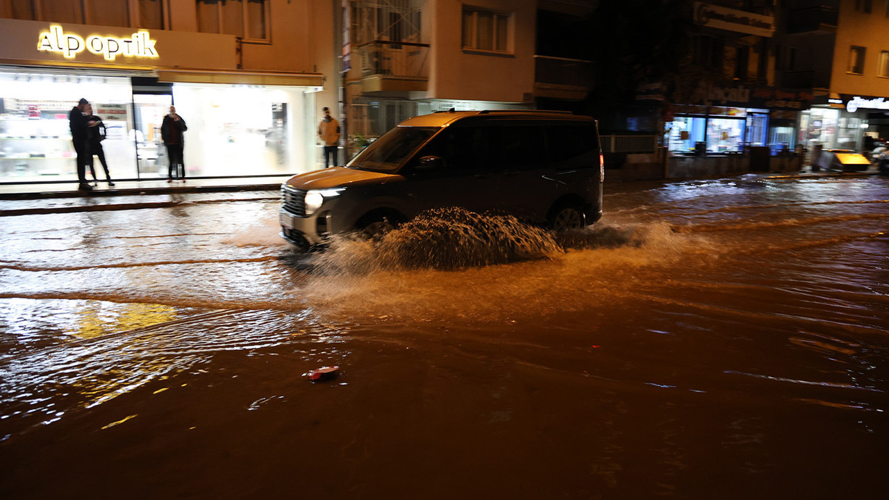 İzmir'de sağanak hayatı felç etti! Yollar göle döndü, ev ve iş yerlerini su bastı