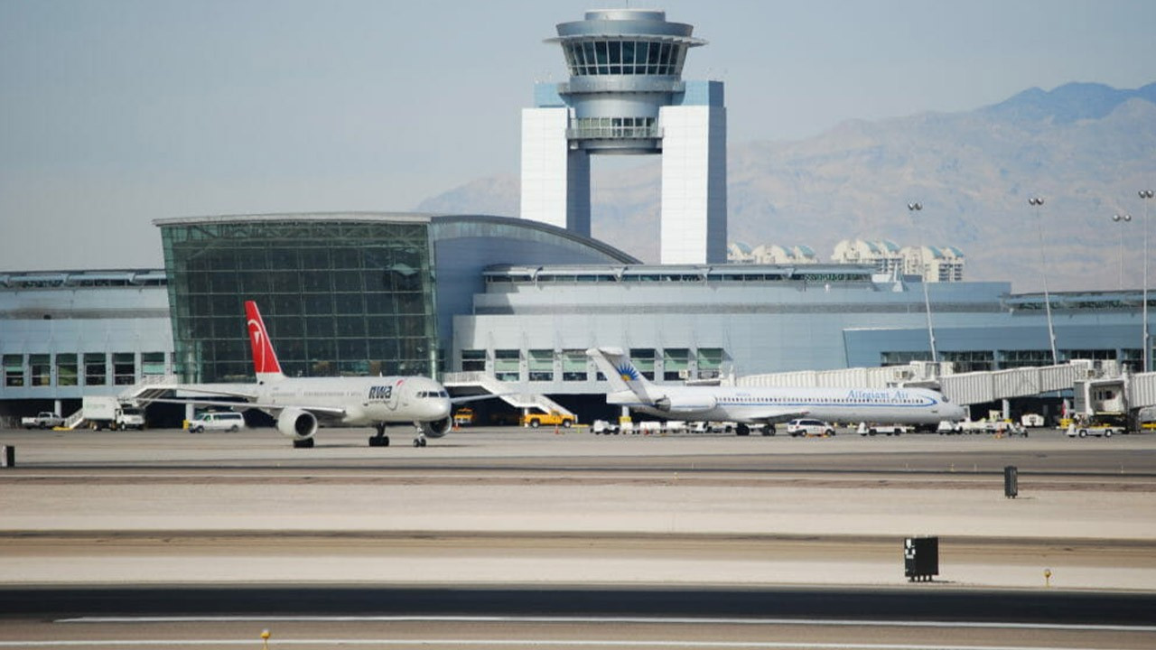 Yolcu uçağının kalkış sırasında tekerleği düştü