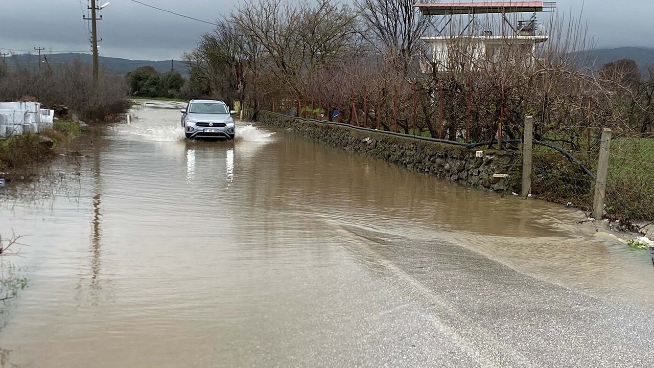 Çanakkale’de sağanak etkili oldu! Tarım arazileri sular altında kaldı