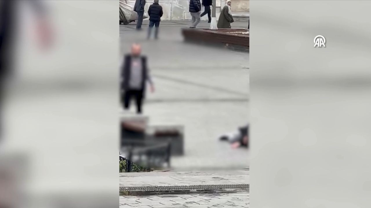 Mısır Çarşısı girişinde dehşet! Silahla vurdu, başında bekledi