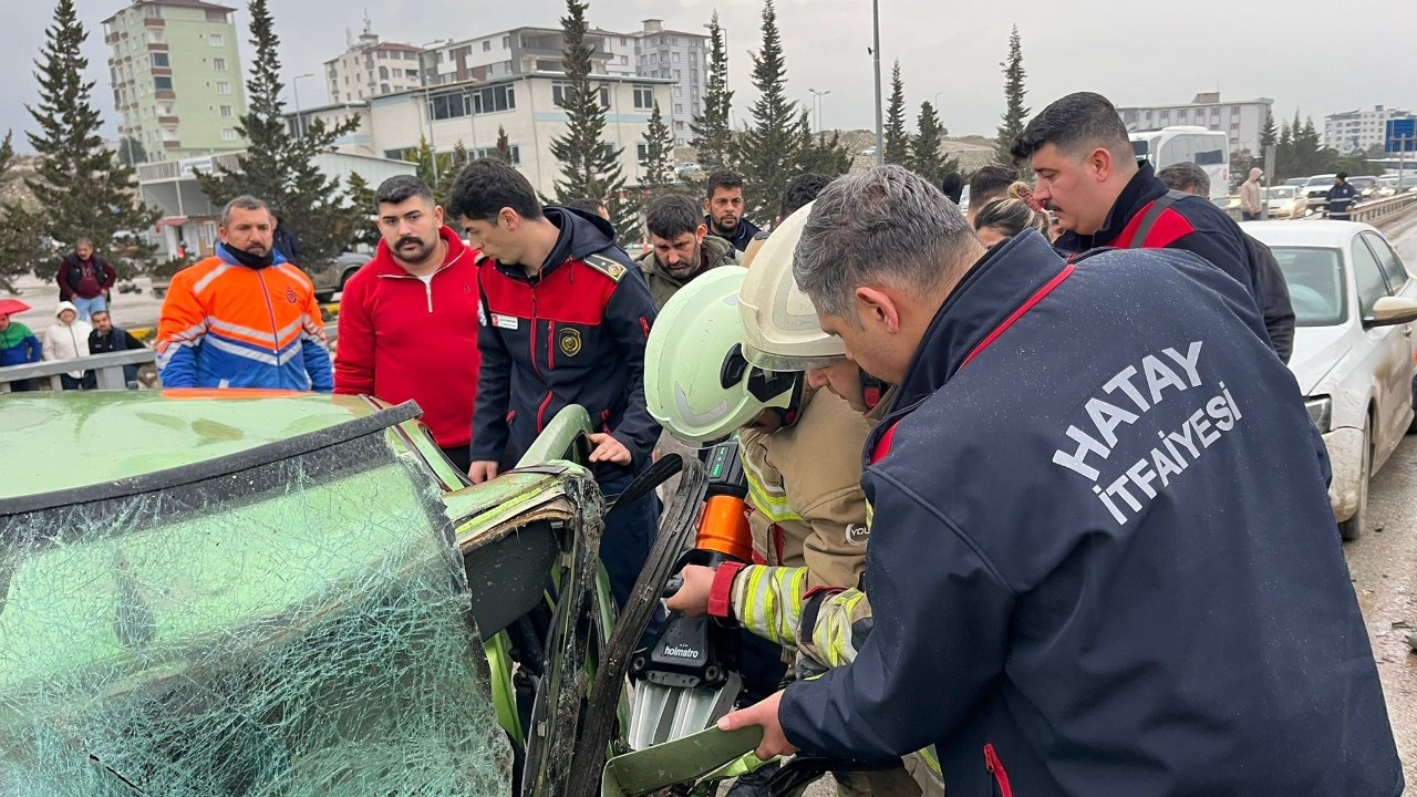 Hatay'da can pazarı! Minibüsle çarpışan otomobil hurdaya döndü: 1'i ağır çok sayıda yaralı