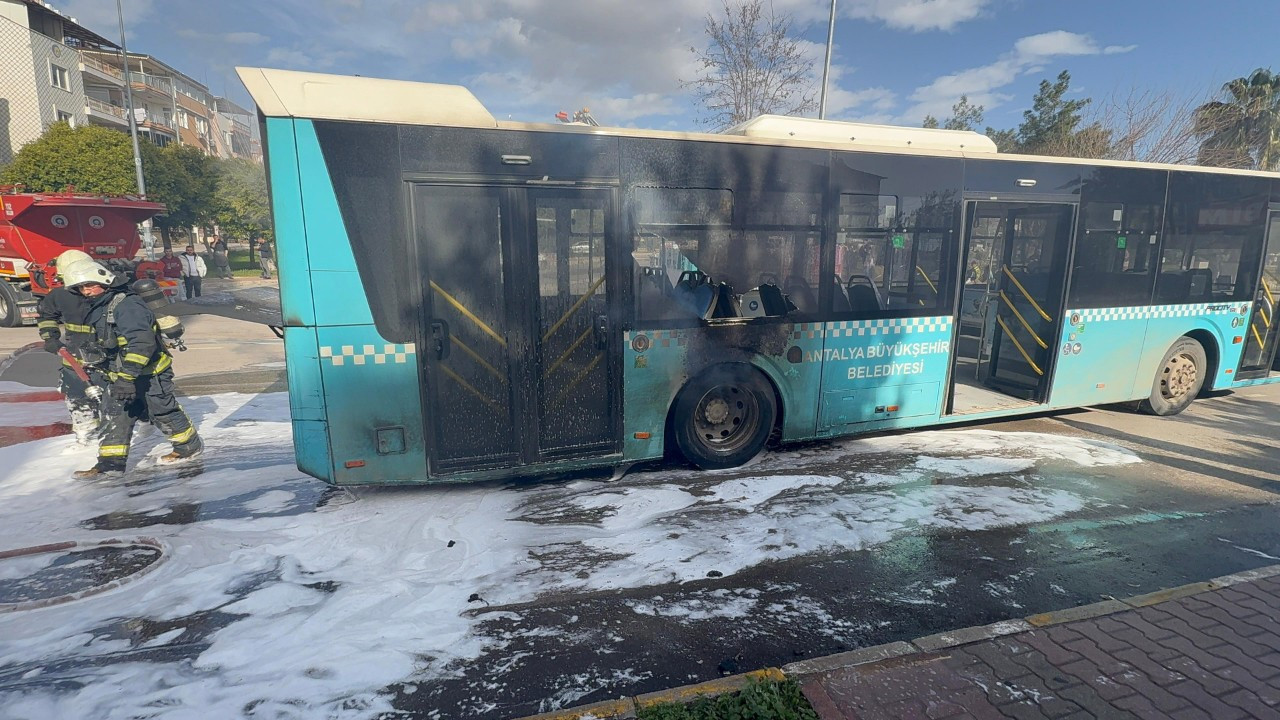 Halk otobüsünde yangın paniği! Motor kısmından alev aldı
