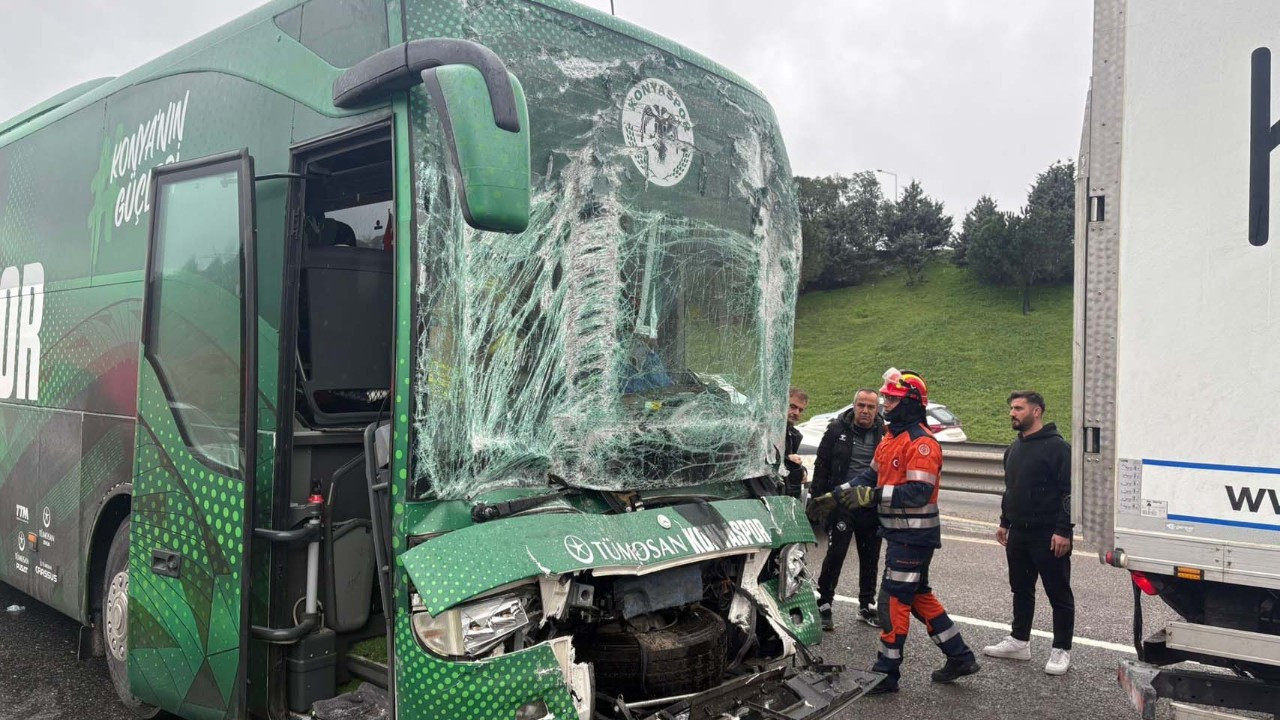 Beşiktaş ile karşılaşacaklardı! Konyaspor takım otobüsü kaza yaptı: İki futbolcu yaralı