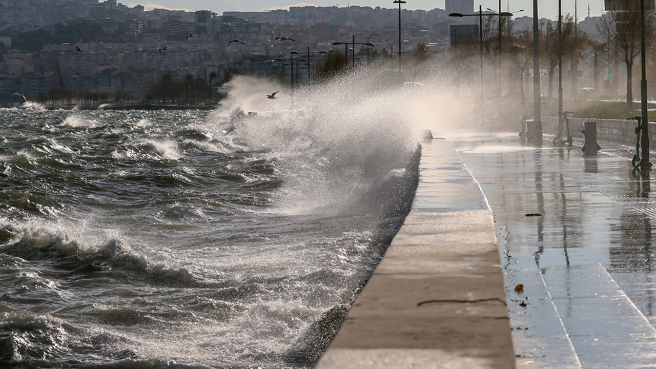 İzmir'de fırtına bilançosu: 9 fabrika ve 5 konutta hasar oluştu