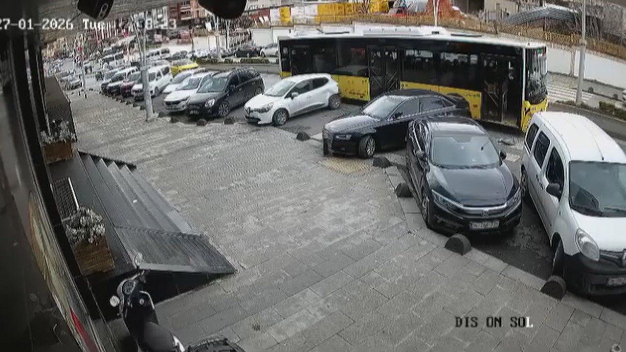 İETT otobüsü park halindeki araçlara çarptı: O anlar kamerada!