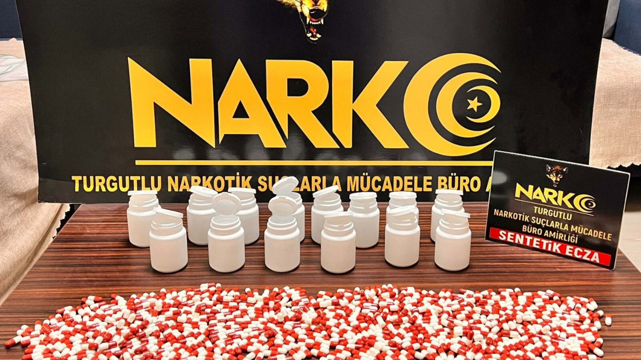 Manisa’da narkotik darbesi! Araçlardan yüzlerce sentetik hap çıktı
