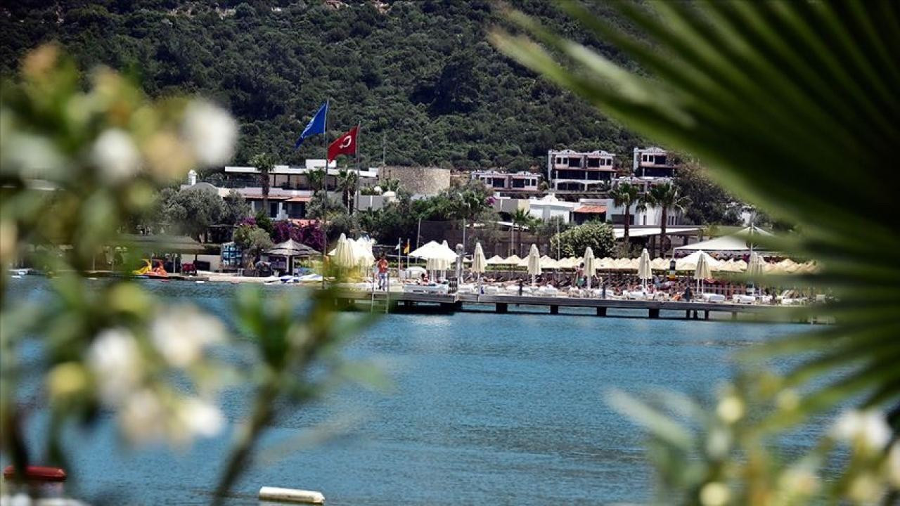 Bakan Ersoy duyurdu: Turizm geliri 65.2 milyar dolarla rekor seviyeye ulaştı