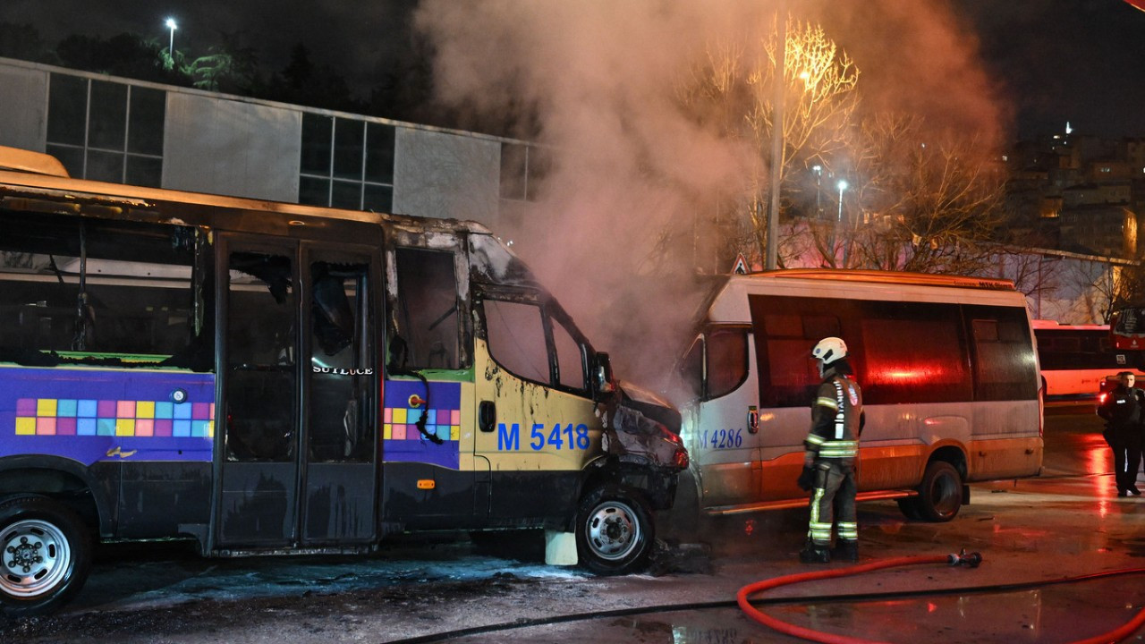 Akaryakıt istasyonunda korkutan dakikalar! 2 minibüs küle döndü