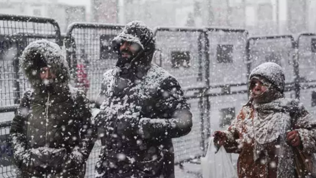 Okullar açılıyor, kar geri dönüyor! İstanbul için kritik pazartesi uyarısı! AKOM ve Meteoroloji saat verdi