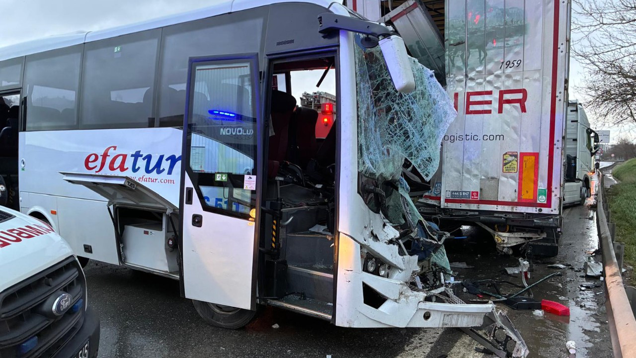 Korkunç kazada can pazarı! Tur otobüsü tıra saplandı: 3'ü ağır çok sayıda yaralı var