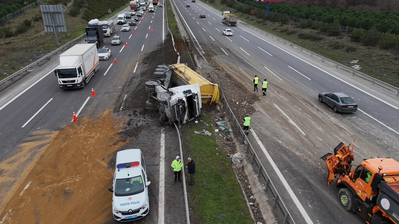 Kuzey Marmara Otoyolu'nda kaza! Hafriyat kamyonu devrildi