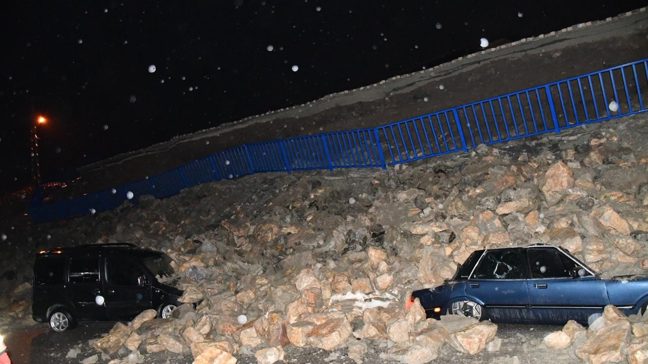 Hatay'da korkutan olay! İstinat duvarı araçların üzerine çöktü!