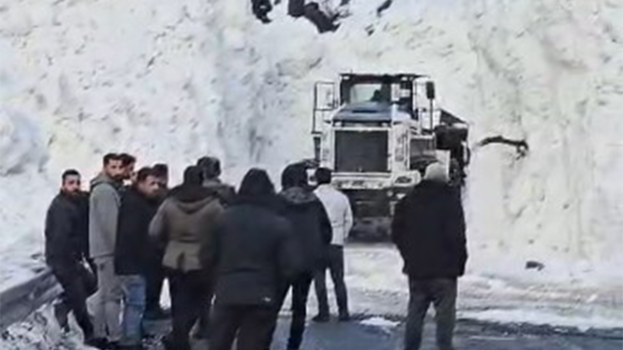 Hakkâri-Van ve Şırnak yolunda çığ alarmı
