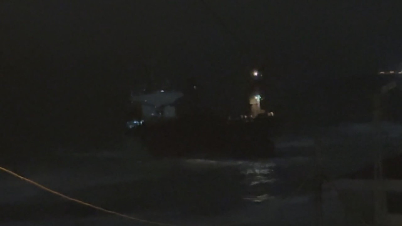 İstanbul'da yük gemisi karaya oturdu