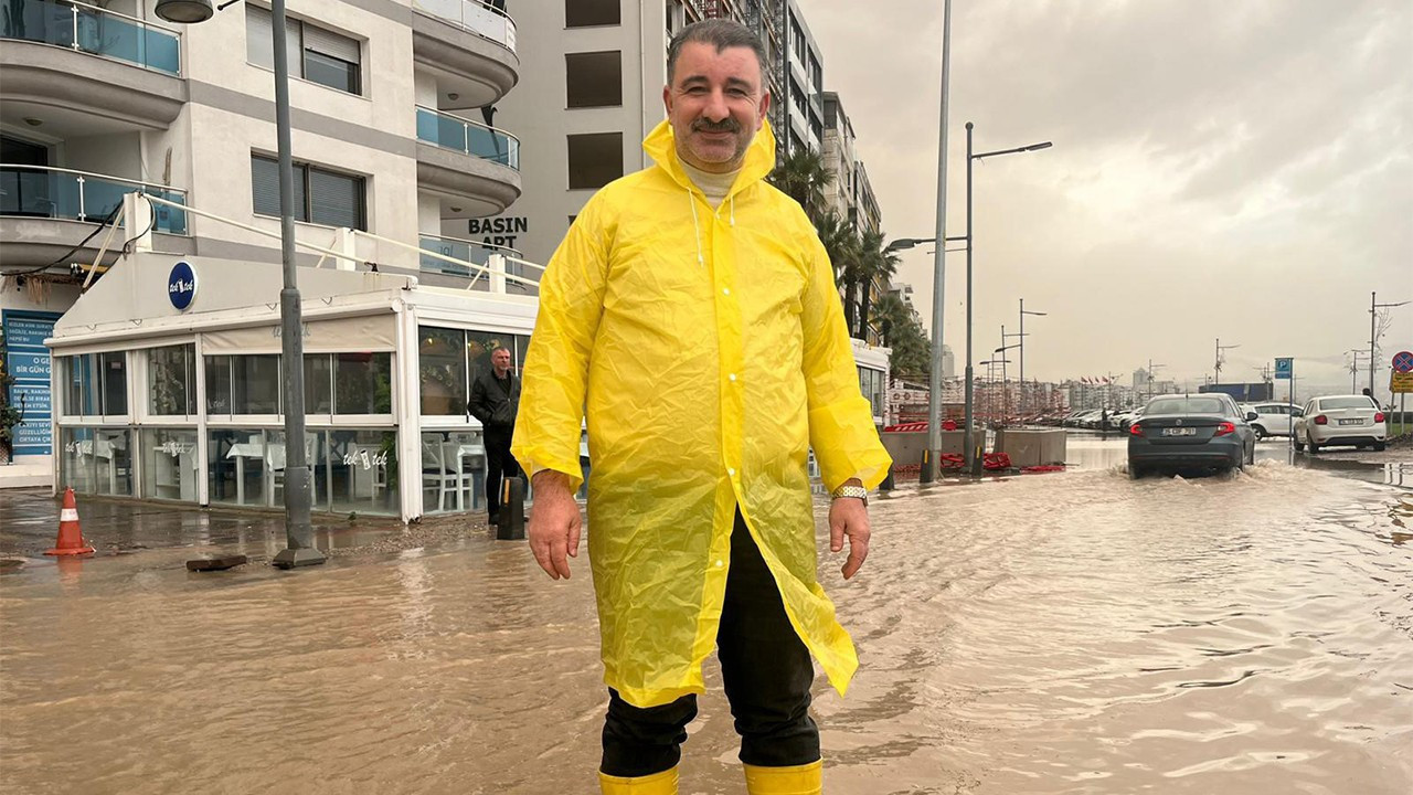İzmir'de sağanak hayatı felç etti: Kordon göle dön…