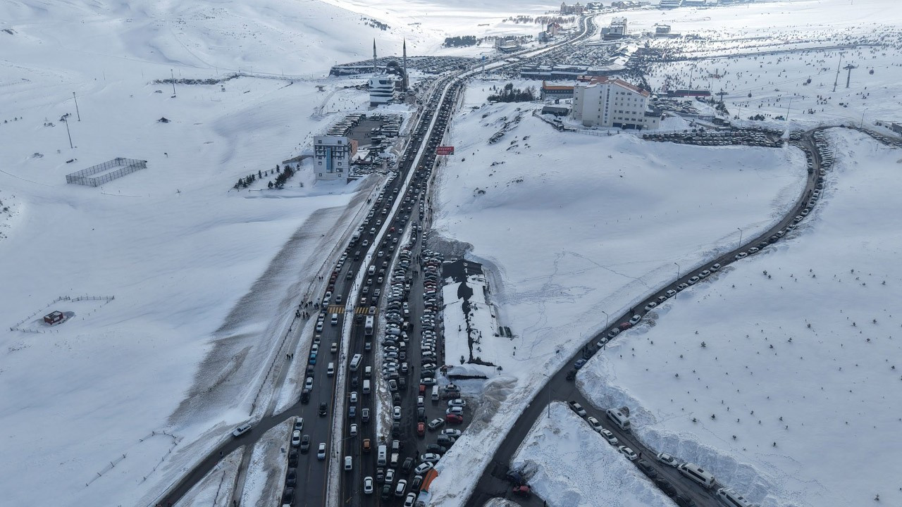 Erciyes Kayak Merkezi’nde sömestirin son gününde trafik yoğunluğu yaşanıyor!