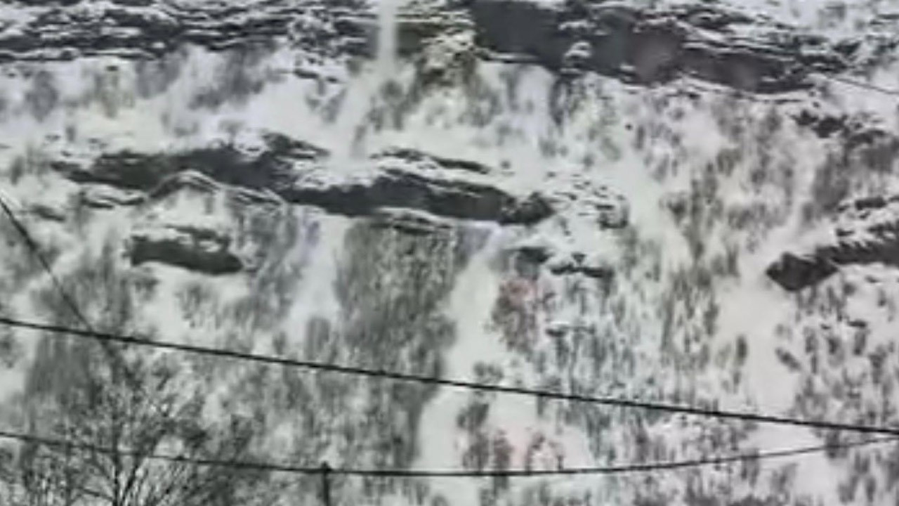 Şırnak'ta şelaleyi andıran çığ düşme anı kamerada!