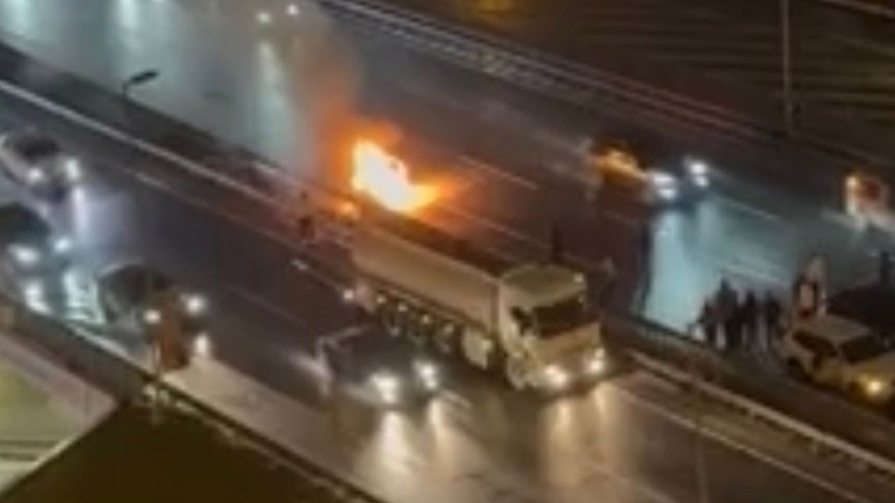 Haliç Köprüsü'nde otomobil yangını: Yoldan geçen su tankeri müdahale etti