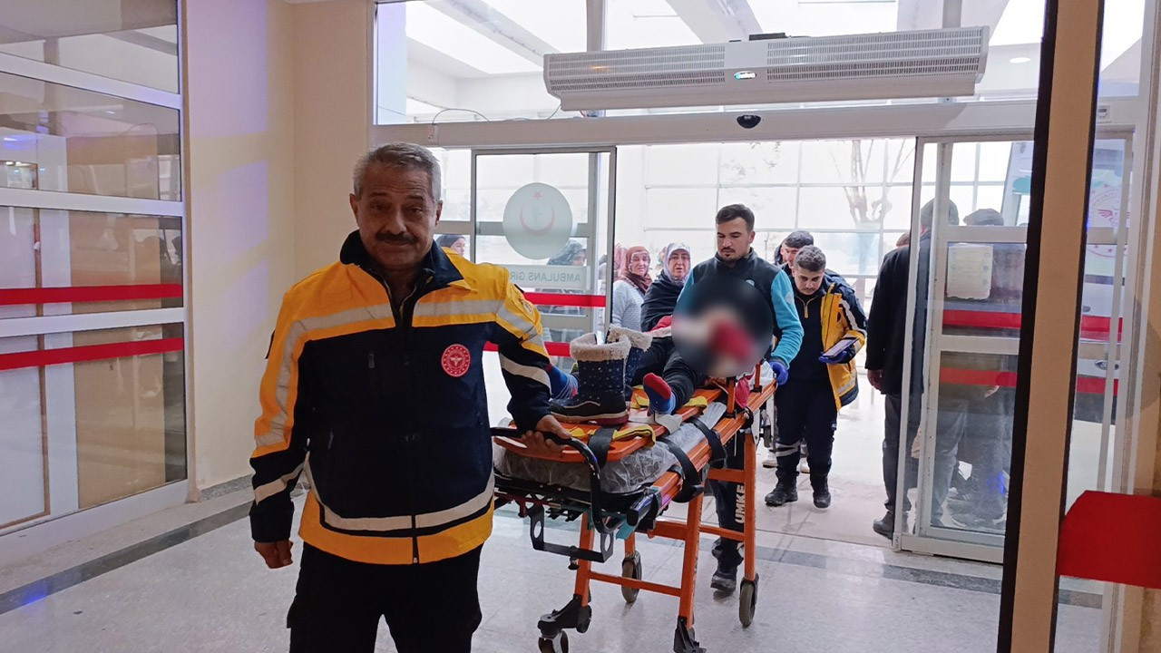 Adıyaman'da otomobil şarampole devrildi: 5 yaralı