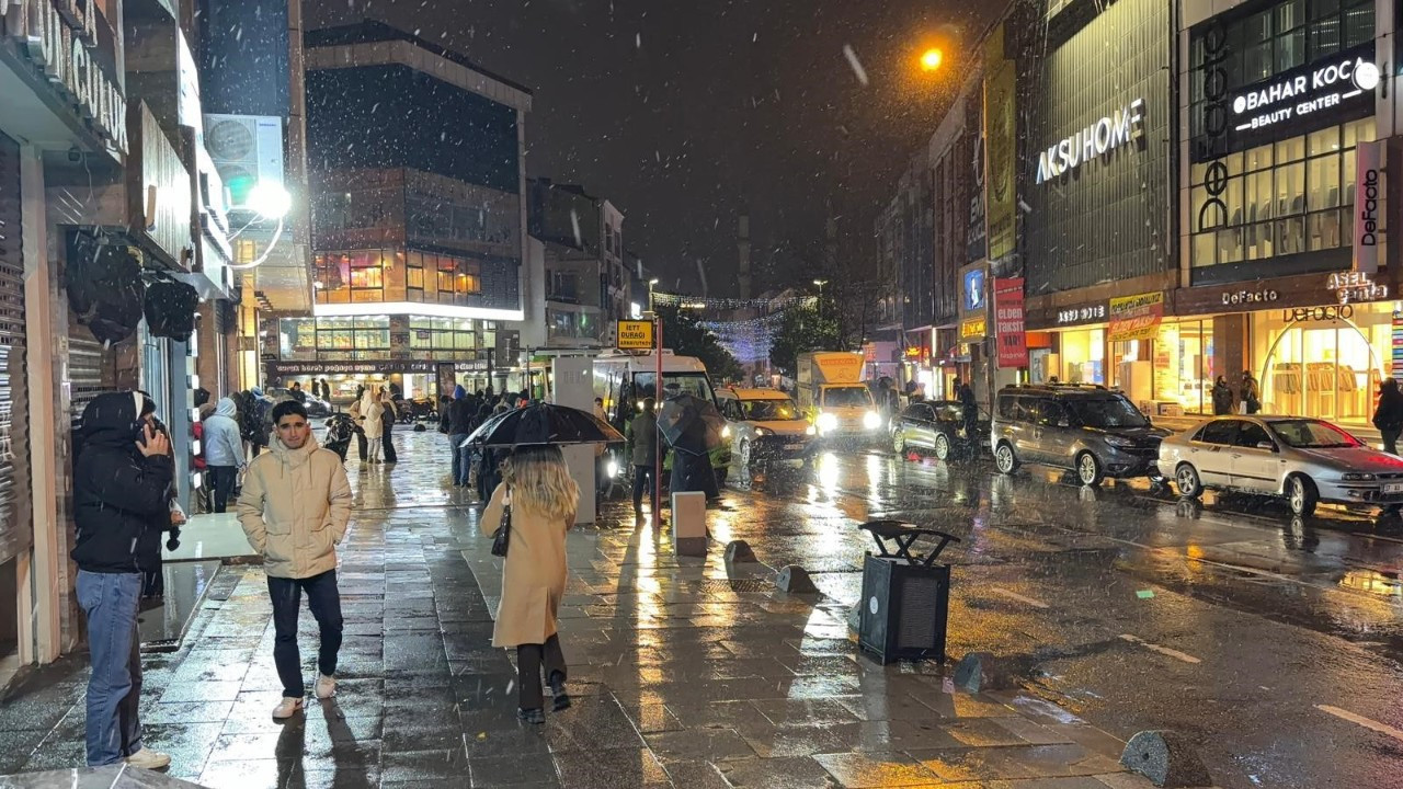 Meteoroloji uyarmıştı: İstanbul'un yüksek noktalarında kar yağışı başladı