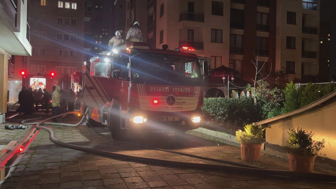 Zeytinburnu’nda site otoparkında korkutan yangın: 5 araç zarar gördü