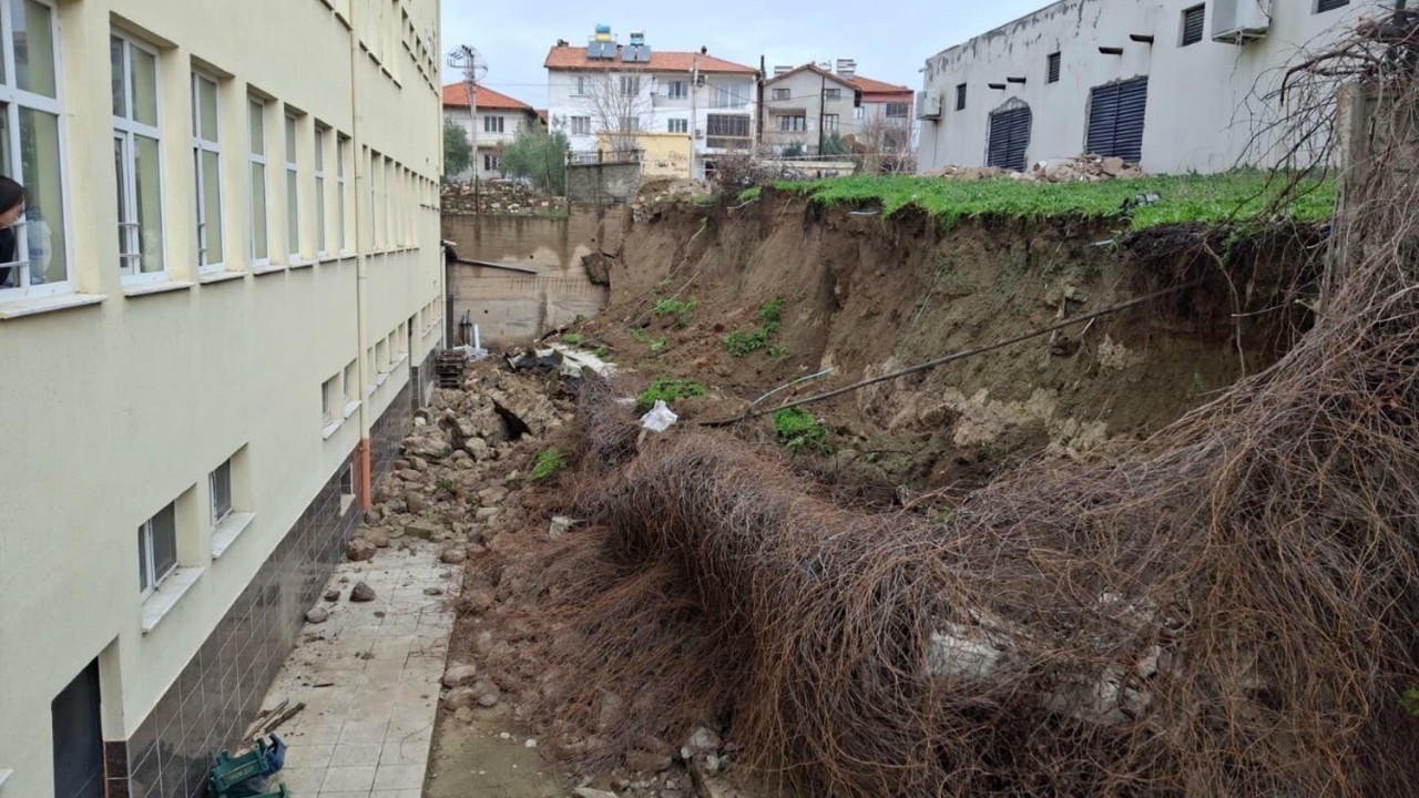 Öğrenciler dersteydi! Manisa'da lisede korku dolu anlar! Büyük bir gürültüyle çöktü
