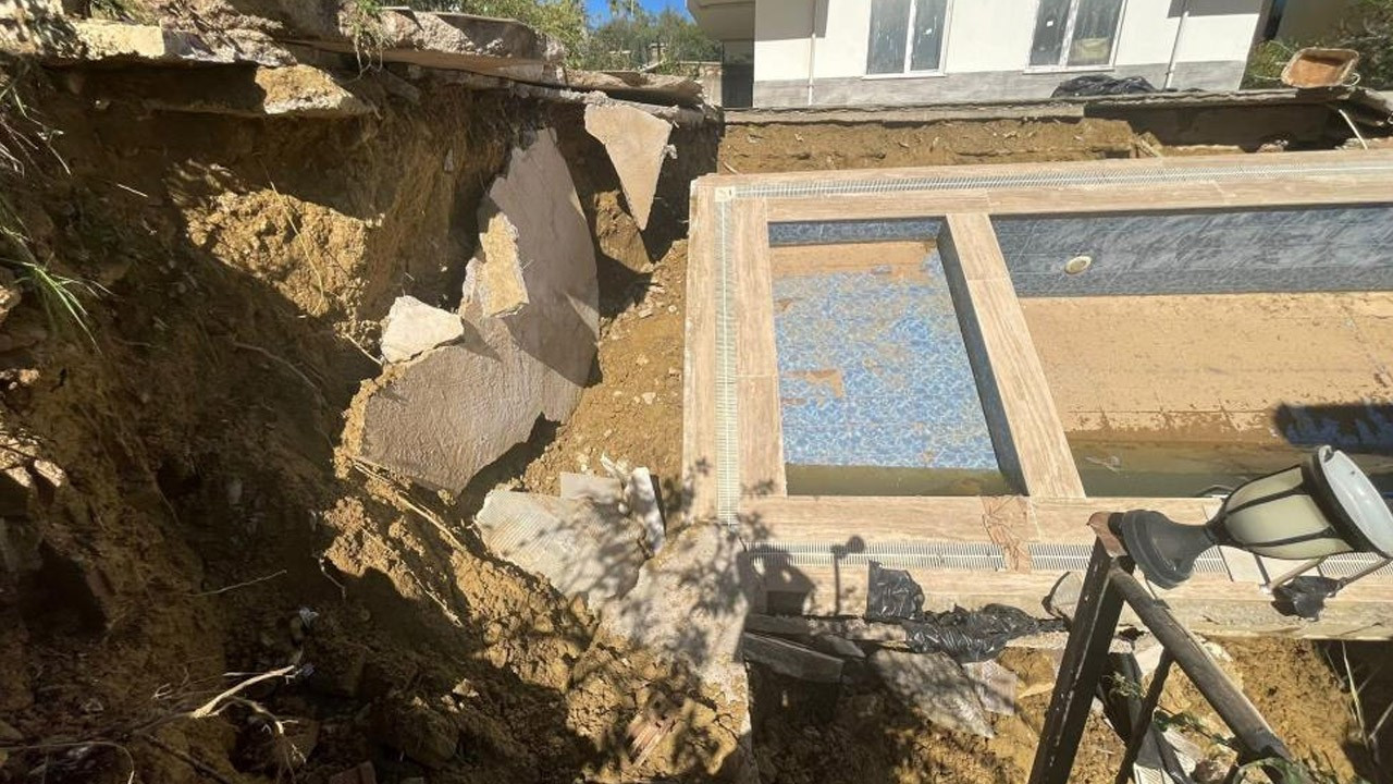 Antalya'da apartman bahçesinde çökme! Bina tahliye edildi