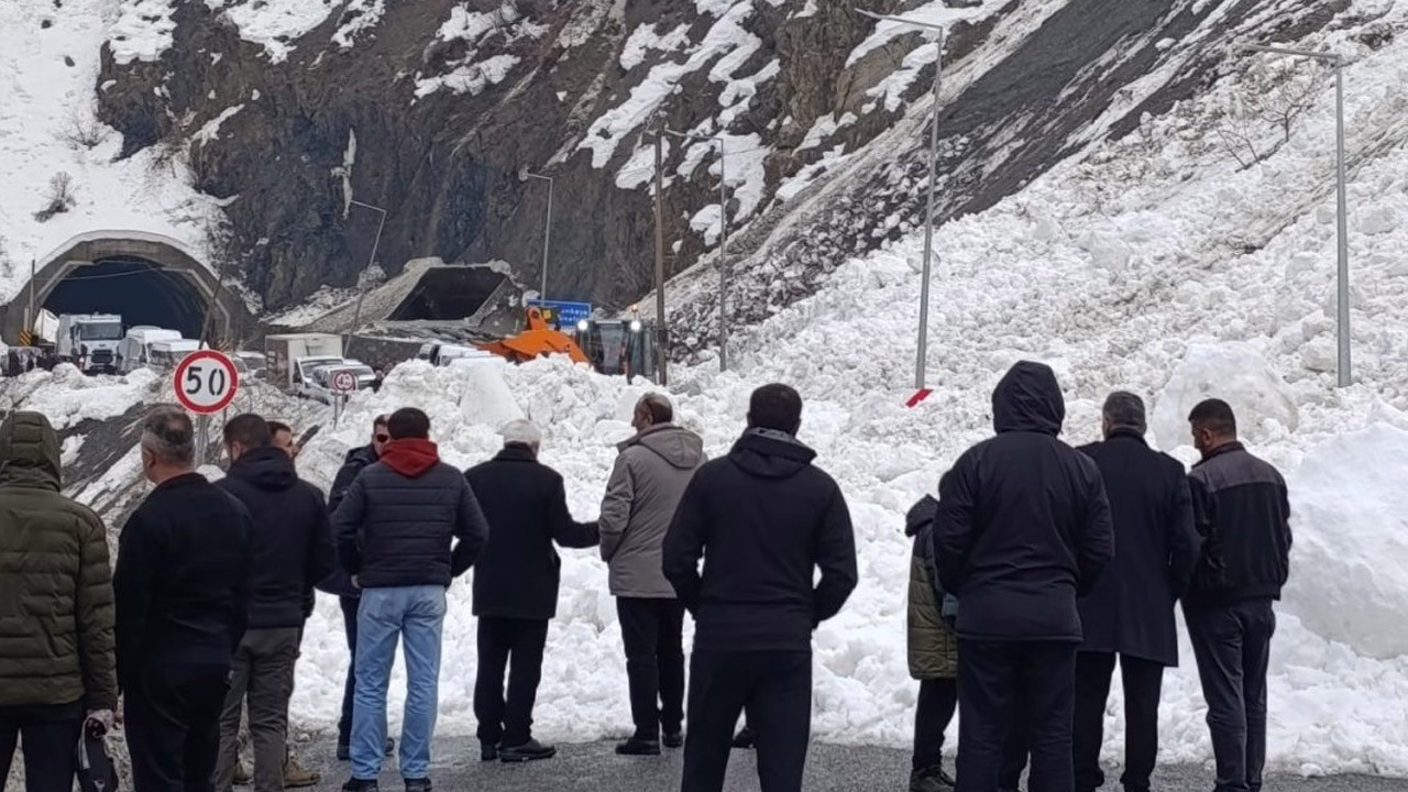 Hakkari Yüksekova'da köy yolunu kapatan çığ kaldırıldı