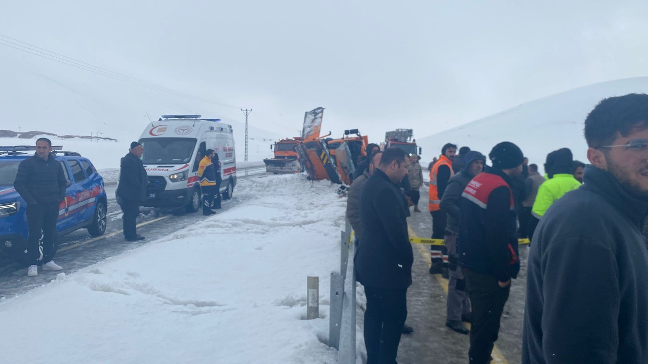 Van'da kar küreme aracı devrildi: 2 kişi öldü