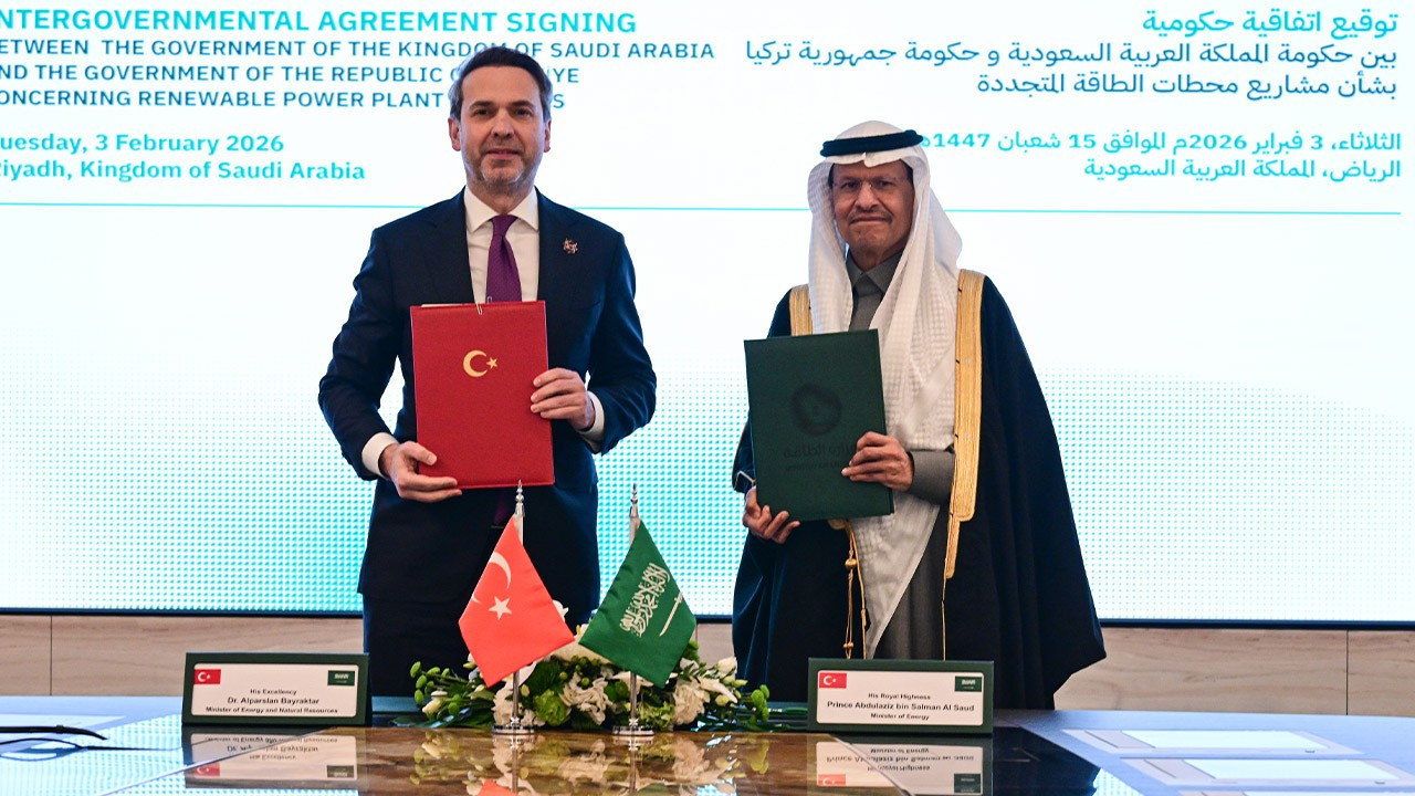 Suudi Arabistan iki ilde güneş santrali kuracak! İmzalar atıldı