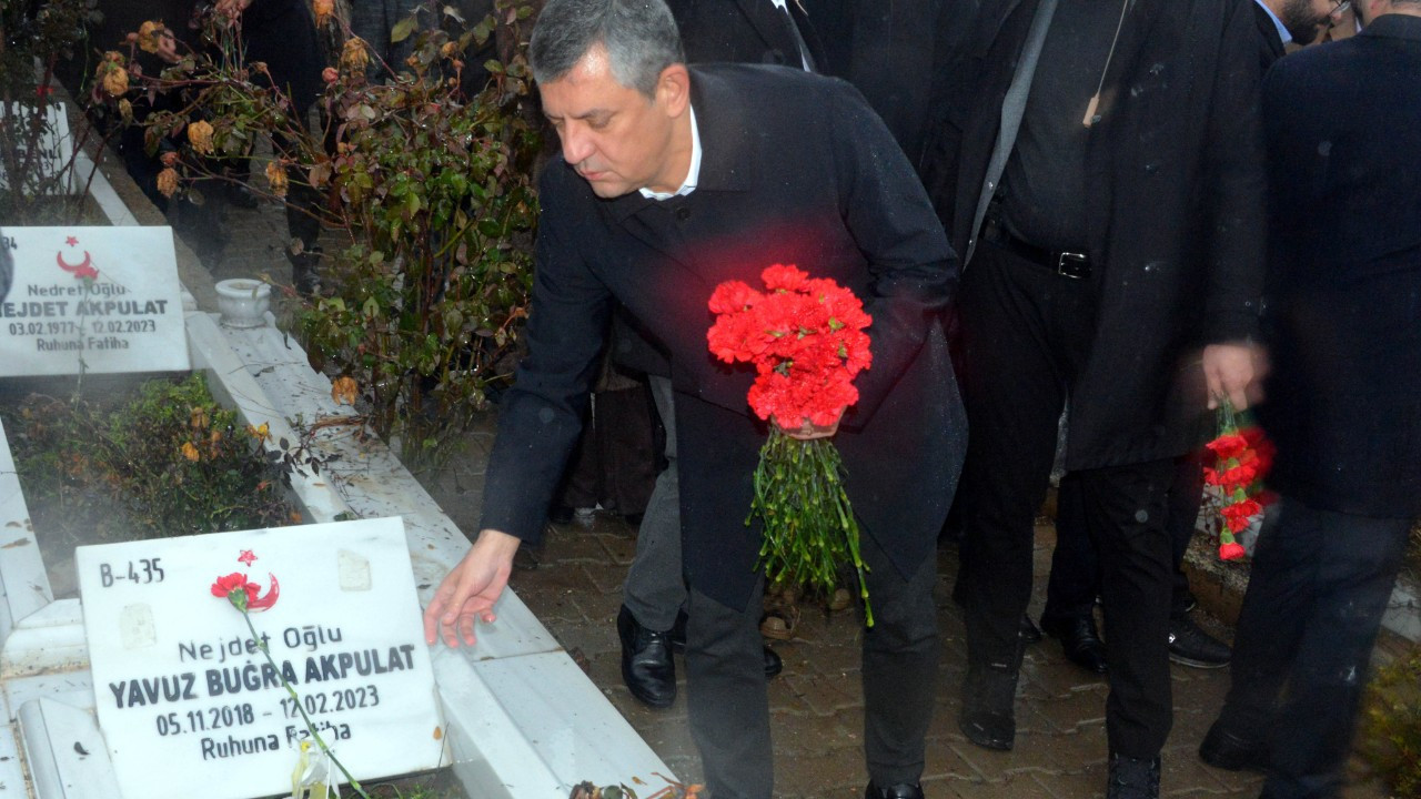 Özgür Özel depremde ölenlerin mezarlarını ziyaret etti
