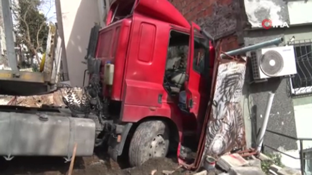 Beşiktaş’ta facianın eşiğinden dönüldü: Freni boşalan tır binaya çarptı