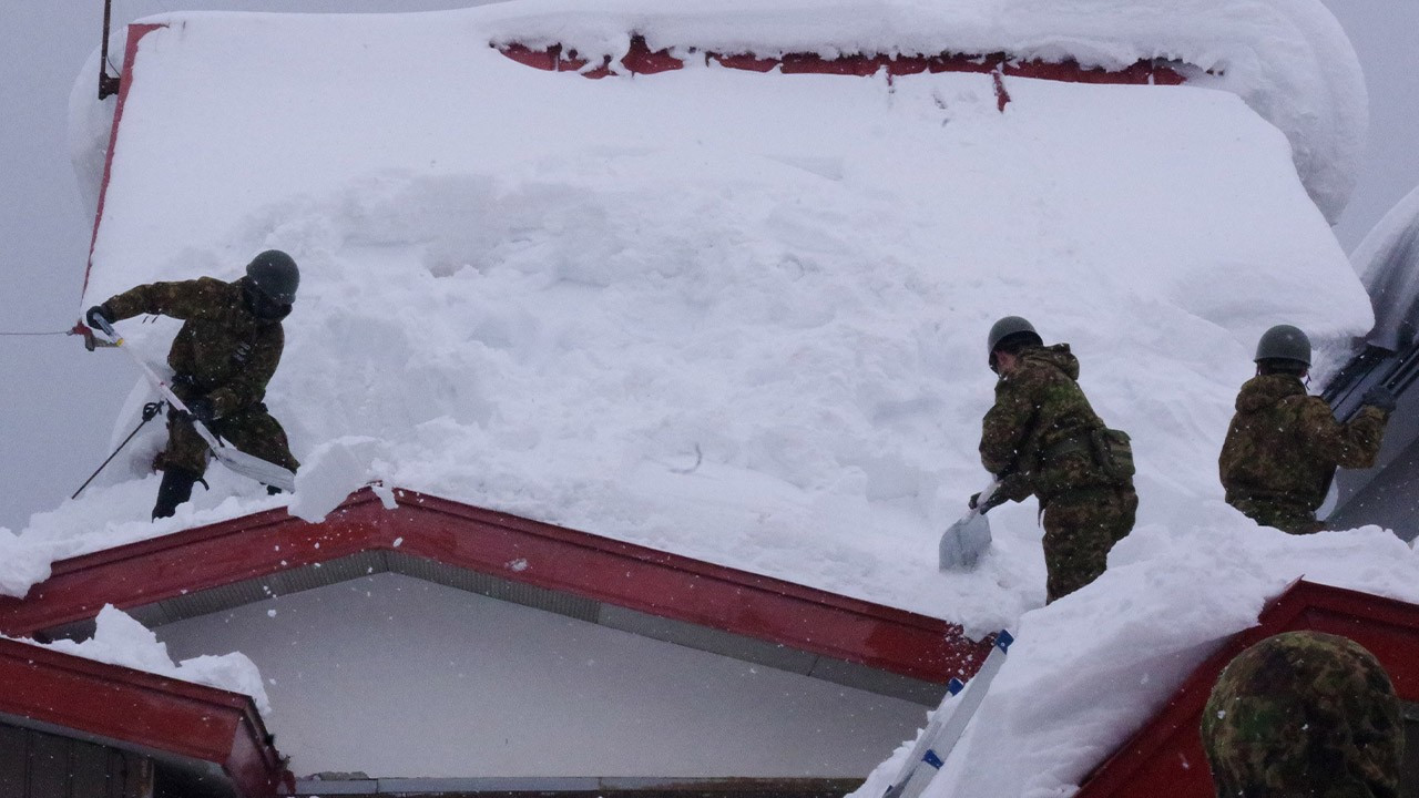 Japonya'da yoğun kar yağışı ölümlere neden oldu!