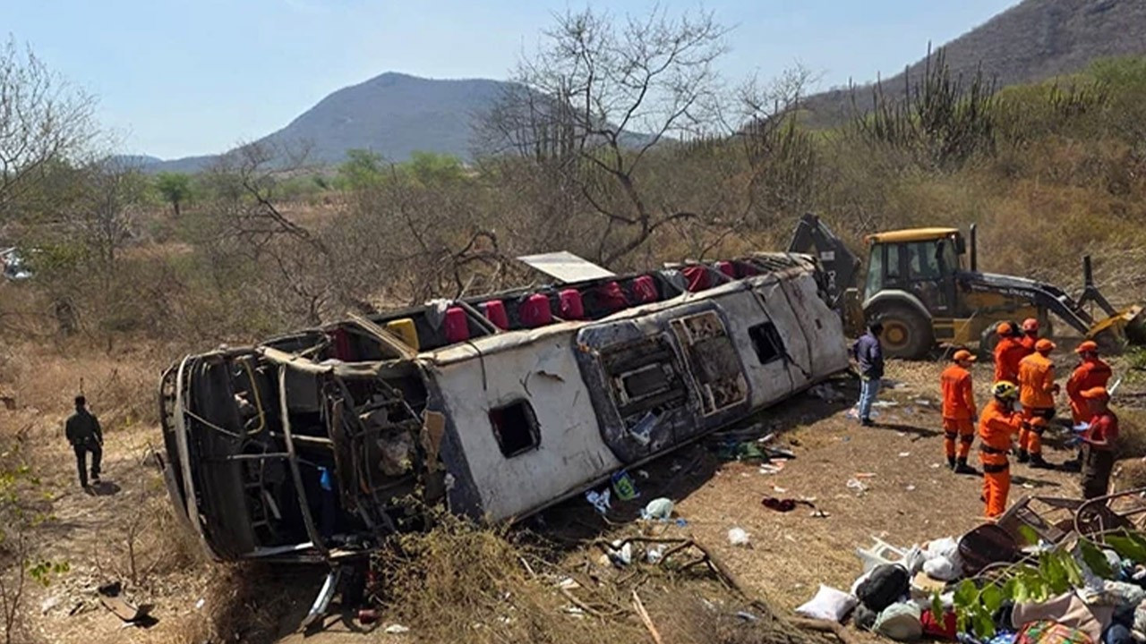 Yolcu otobüsü devrildi: 16 kişi öldü, 44 kişi yaralandı!