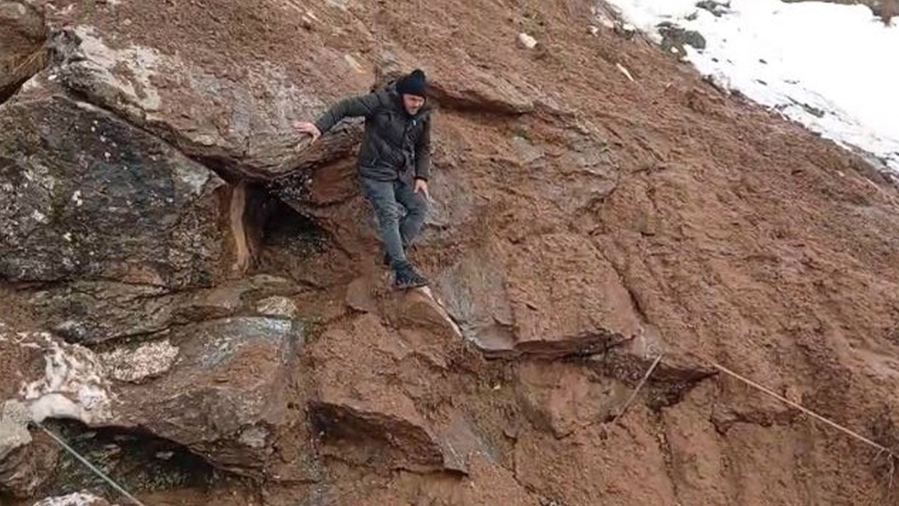 Heyelanda tek katlı ev toprak altında kaldı