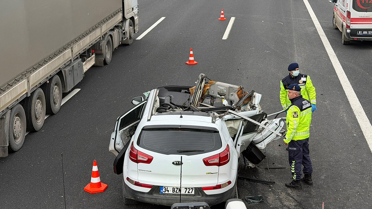 Anadolu Otoyolu'nda feci kaza: Tır ve otomobil çarpıştı! Can kaybı var