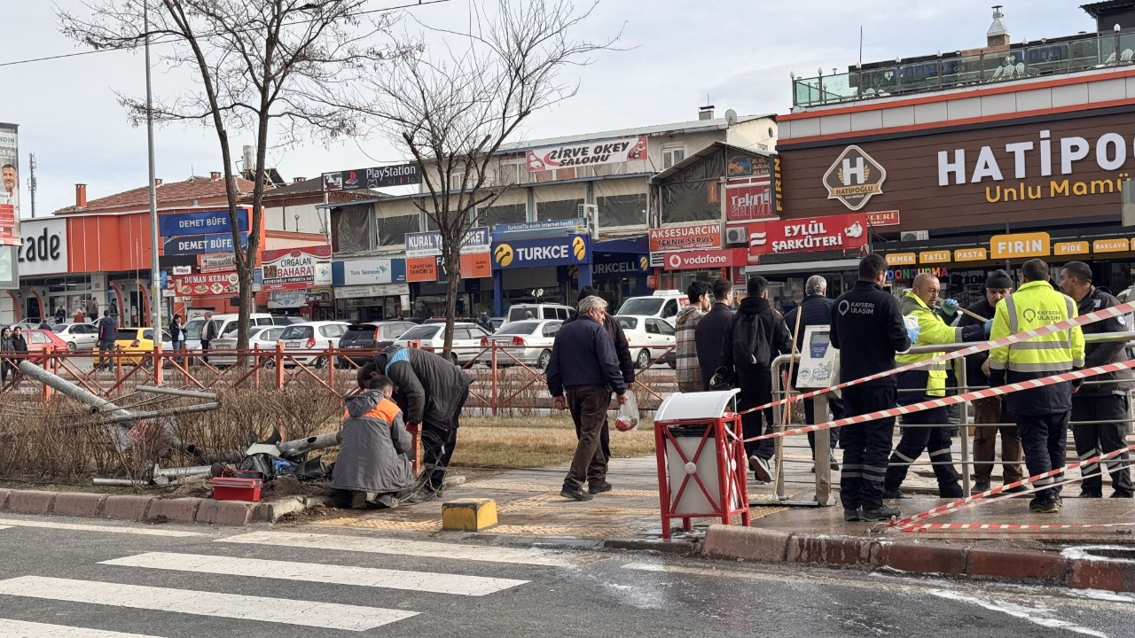 Tramvay'da korkunç kaza! Otobüs durağa girdi