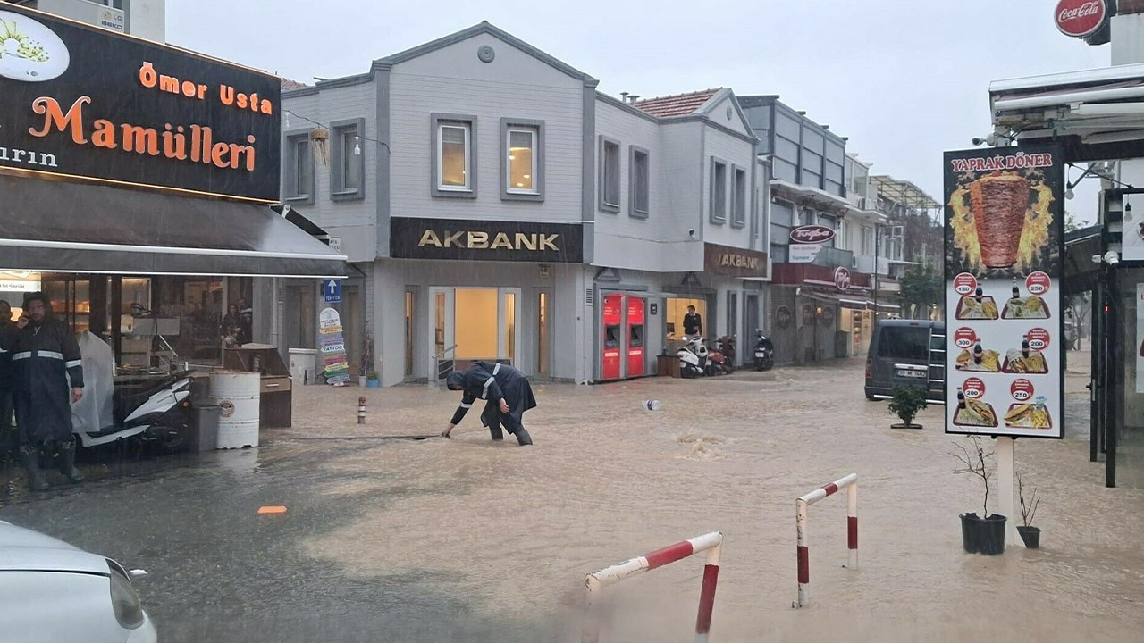 İzmir Çeşme’de sağanak hayatı olumsuz etkiledi; yollar göle döndü