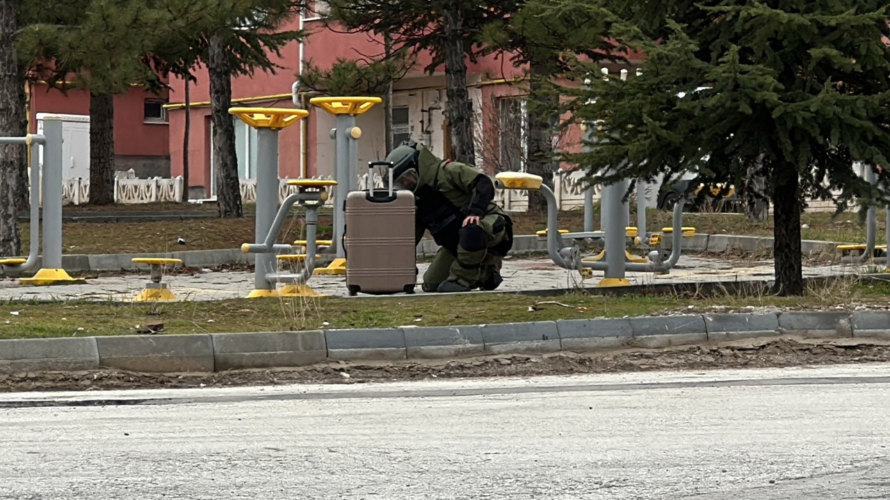 Parkta fünye ile patlatılan valizden taş parçaları çıktı