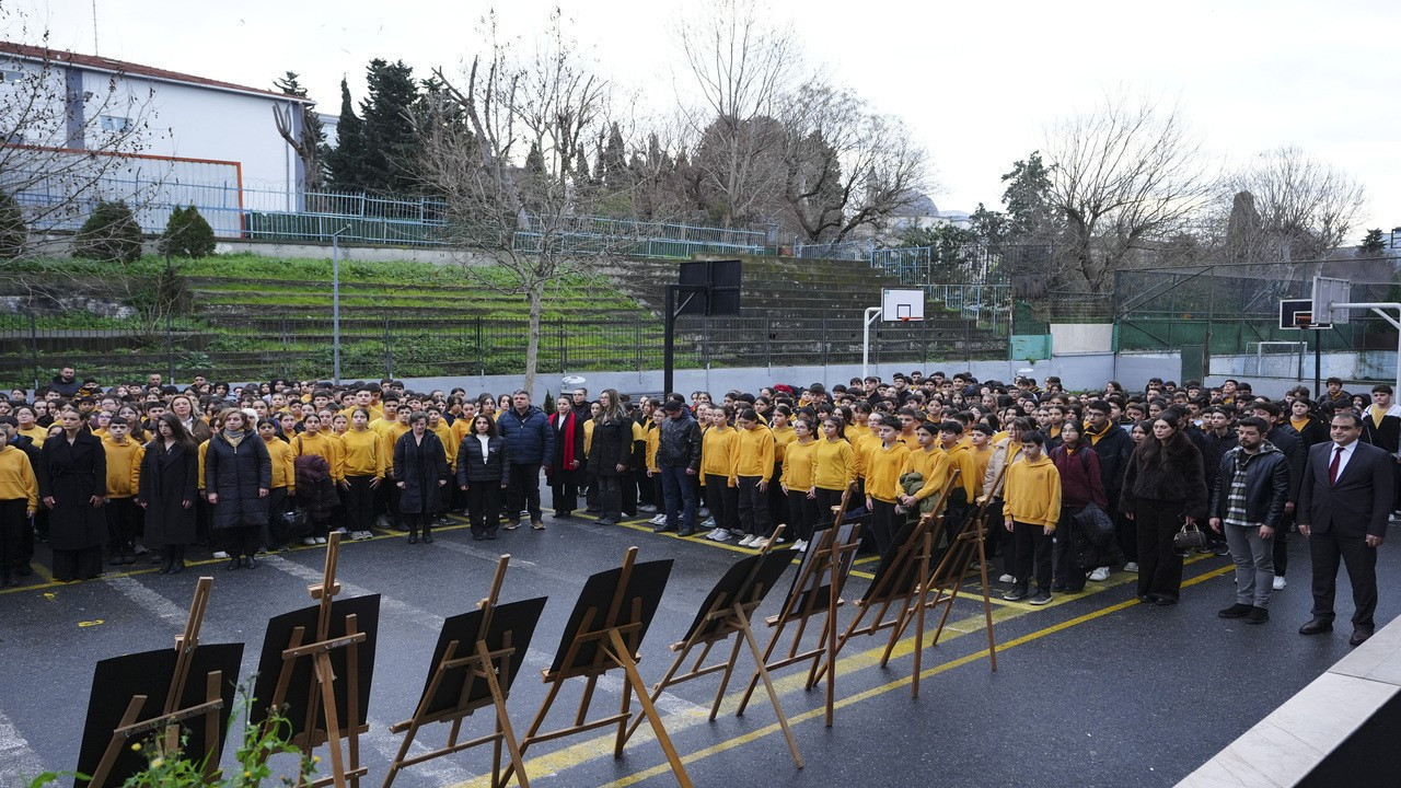 6 Şubat'ın yıl dönümü: Okullarda bir dakikalık saygı duruşunda bulunuldu