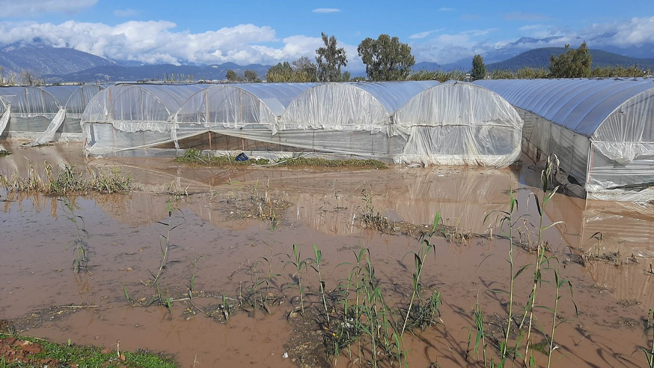 Kumluca'da hortum! Seralar parçalandı