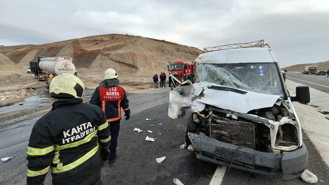 Adıyaman'da tır ile minibüs çarpıştı! Feci kazada yaralılar var