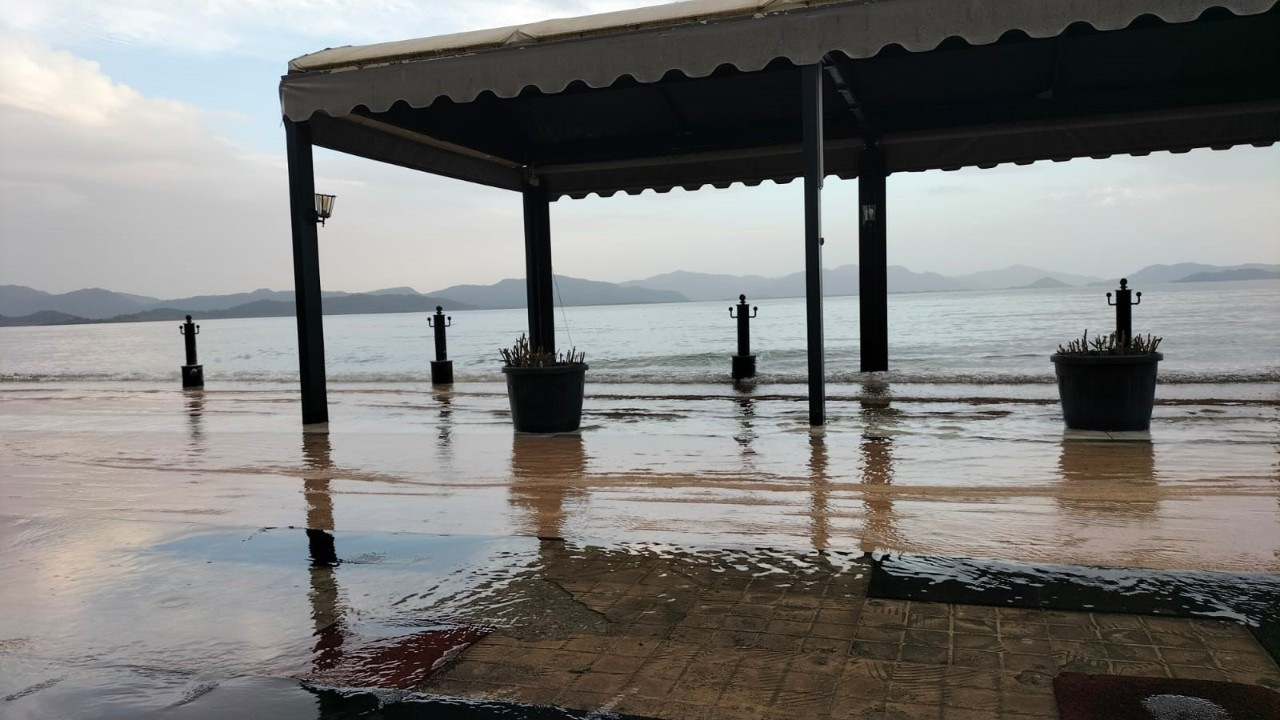 Köyceğiz Gölü taştı: Kordon sular altında kaldı